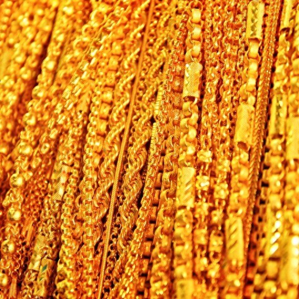 个人场外配资 黄金暴涨, 为何买金者与卖金者反受其害?