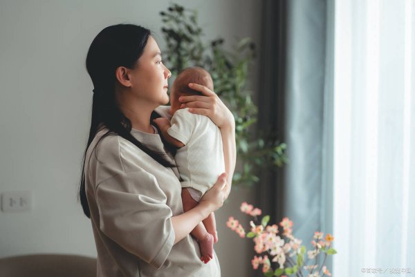 在线炒股配资公司 45岁二胎妈妈晒素颜照：虎背熊腰被嘲显老，霸气回怼：这是当妈的勋章